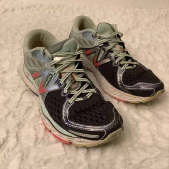 New Balance Womens 26v6 Running Shoes 